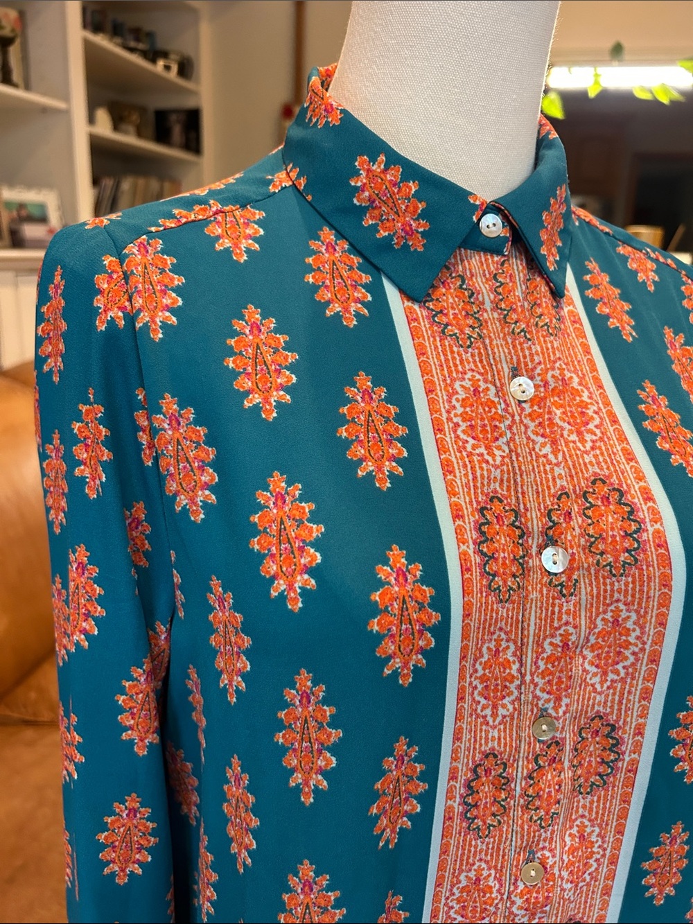๐ธ3 FOR $20๐ธ
Teal Floral Button-Up Shirt with Orange Print - Picture 2 of 9